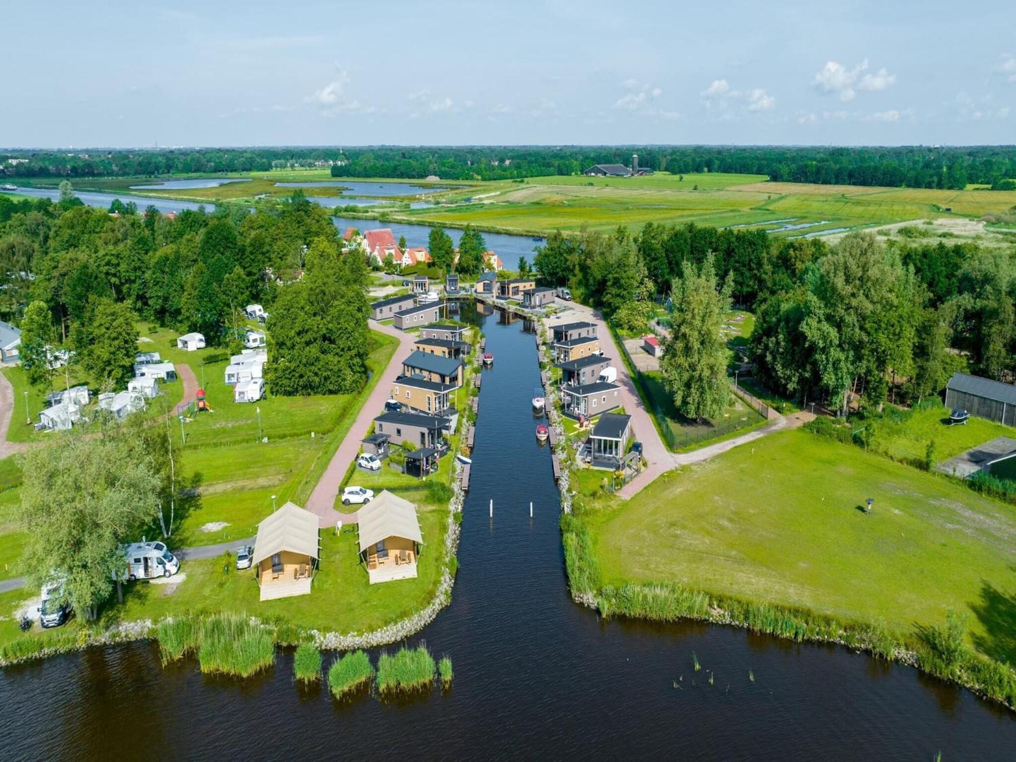 Colorful Chalet With Veranda, Located In Friesland Villa Suameer Bagian luar foto